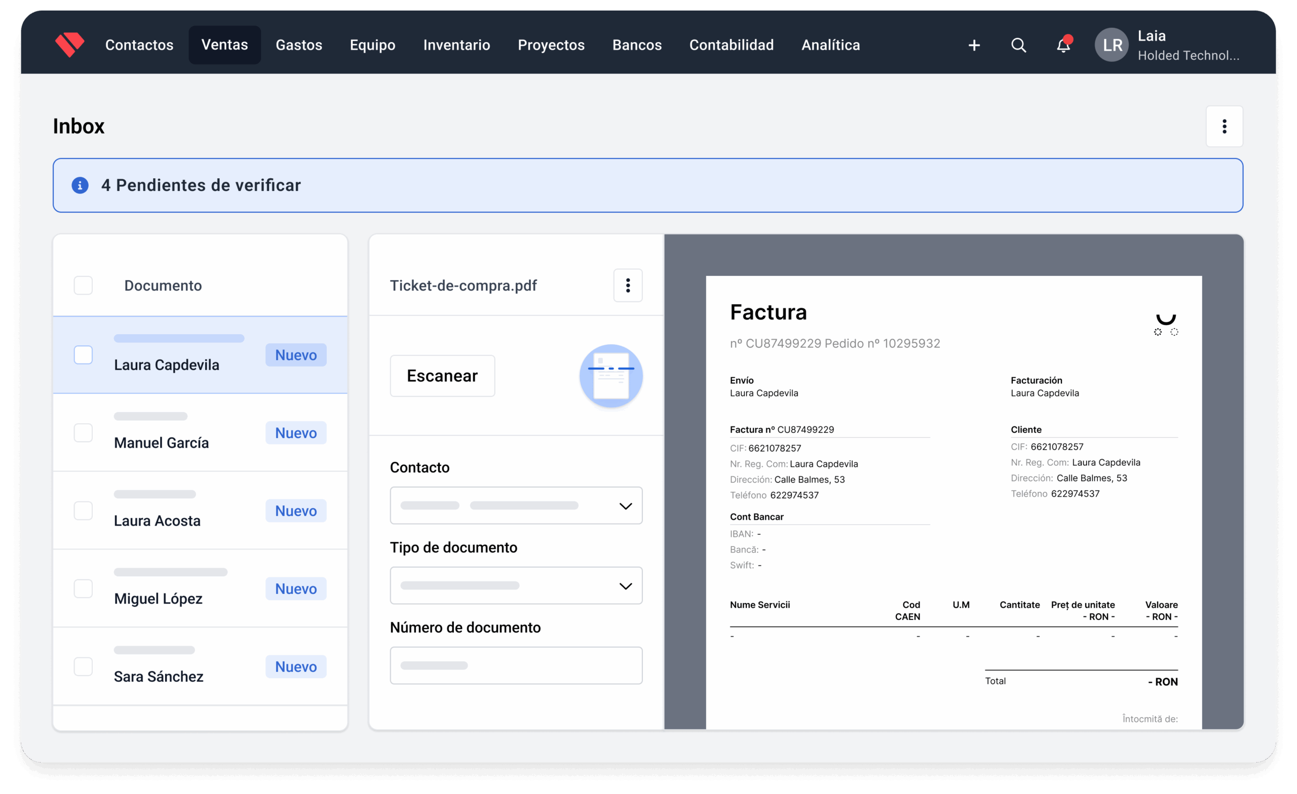 Pantalla de mensajes con clientes y facturas de Holded
